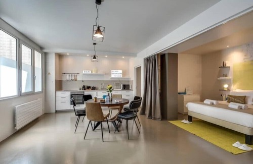 Quartier Sainte-Avoye Apartamento | Modern and eclectic 3BD duplex in Le Marais!