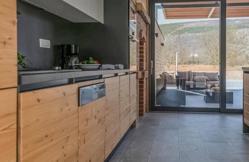 Donji Prolozac Casa | Modern and family-friendly holiday home with very well-kept garden and swimming pool.
