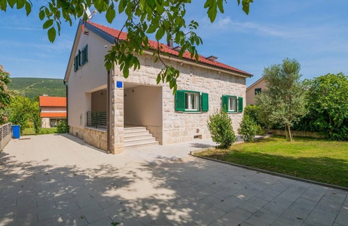 Donji Prolozac Casa | Modern and family-friendly holiday home with very well-kept garden and swimming pool.