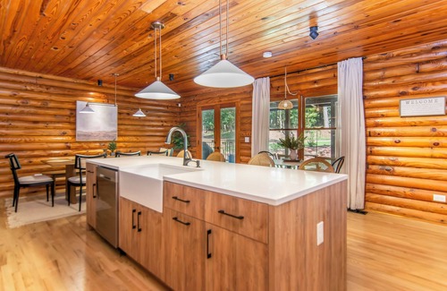 Cumming Cabina | Modern and Luxurious Cabin Retreat, 5 minutes from Cumming City Center