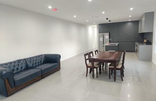 Guildford Casa | Modern and Peaceful Queen Room in Guildford - NR5