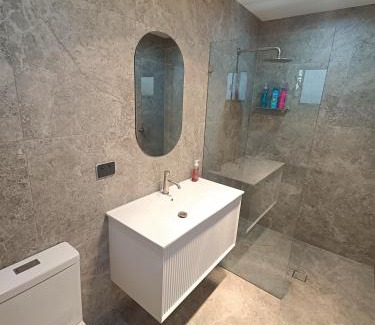 Guildford Casa | Modern and Peaceful Queen Room in Guildford - NR5