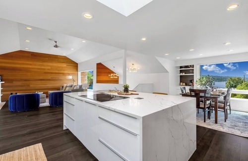 Sammamish Casa | Modern and Relaxing Lake Sammamish View House