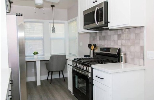 Bakersfield Casa | Modern and Relaxing Home