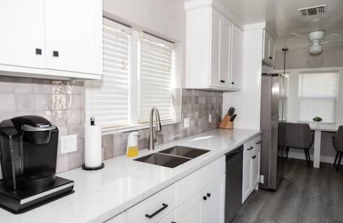 Bakersfield Casa | Modern and Relaxing Home
