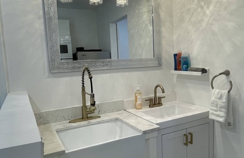 Historic Kailua Village Complejo | Modern and Renovated Ocean Front Studio in Kona! Best Location!