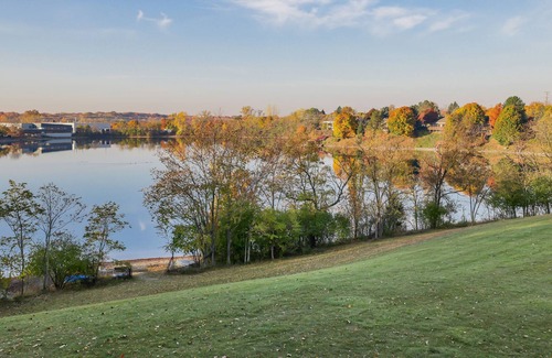 Northville Apartamento | Modern and Serene 2 Bedroom Lake View Gem