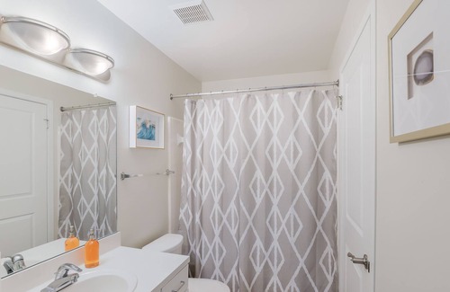 Northville Apartamento | Modern and Serene 2 Bedroom Lake View Gem