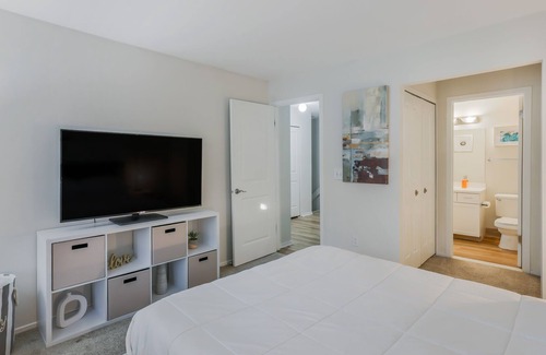 Northville Apartamento | Modern and Serene 2 Bedroom Lake View Gem