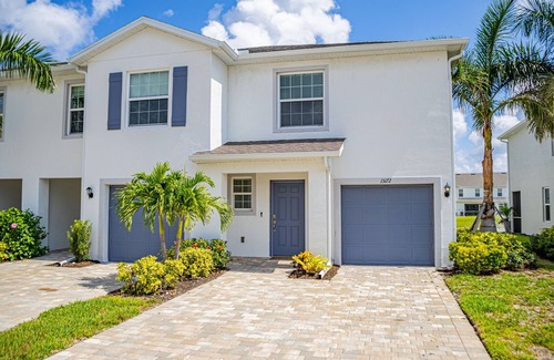 Naples Casa | Modern and Spacious 3 bedroom Townhome