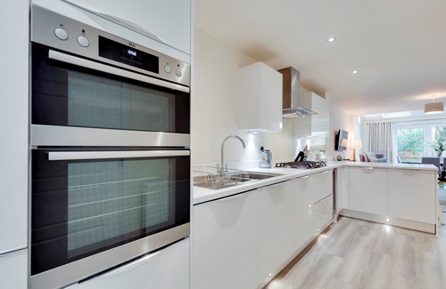 Trumpington Casa | Modern and Spacious Townhouse with Own Carpark | Pass the Keys