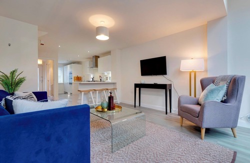 Trumpington Casa | Modern and Spacious Townhouse with Own Carpark | Pass the Keys