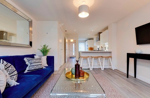 Trumpington Casa | Modern and Spacious Townhouse with Own Carpark | Pass the Keys