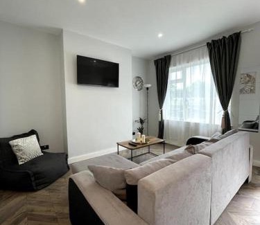 Lincoln Apartamento | Modern and spacious house with Hot Tub