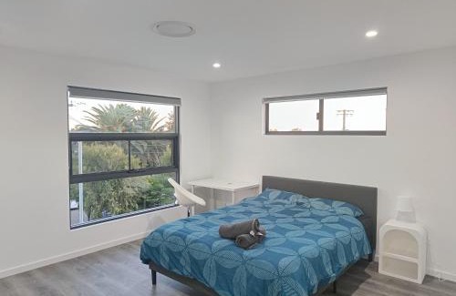 Guildford Casa | Modern and Spacious Queen Room with Attached Bathroom - NR2