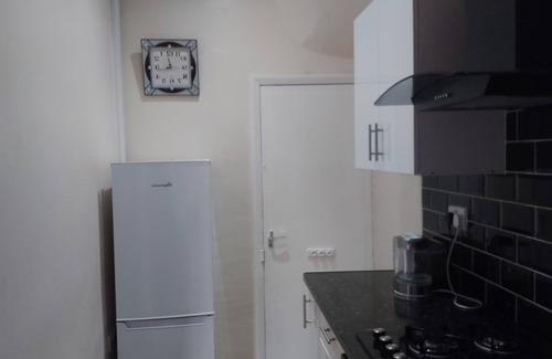 Harehills Casa | Modern and spacious, Two Double bedrooms house with parking and WiFi.