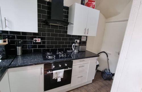 Harehills Casa | Modern and spacious, Two Double bedrooms house with parking and WiFi.