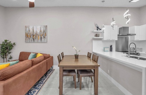 Wellington Villa | Modern and Spacious 2BR/2BA Villa in the heart of Wellington with Backyard