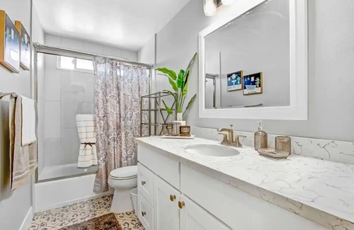 Fullerton Casa | Modern and Stylish 4-bedroom Home
