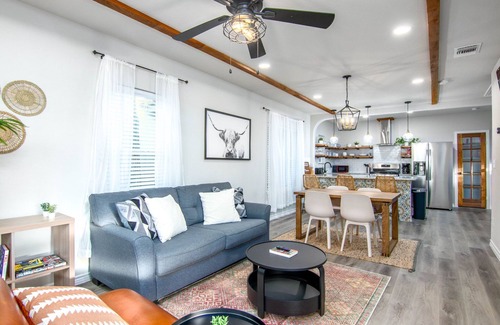 Denver Heights Casa | Modern and Stylish Family Home Near ATT&Riverwalk