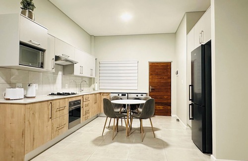 Equestria Apartamento | Modern and tranquil apartment nestled near vibrant shopping centre's and malls!