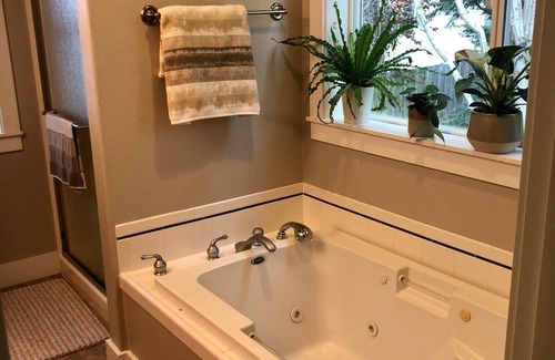 West Salem Casa | Modern and well appointed home with amazing outdoor space. 10 min from downtown.