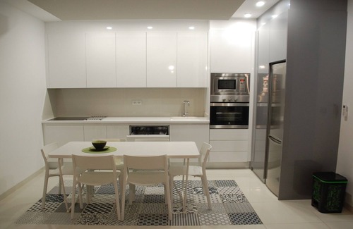 Pueblo Latino Apartamento | Apartamento moderno a 200 m del mar con terraza orientada al sur y piscina.