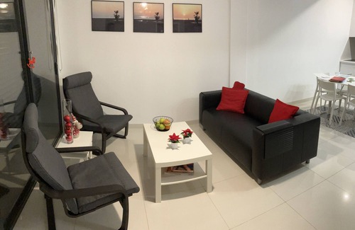 Pueblo Latino Apartamento | Apartamento moderno a 200 m del mar con terraza orientada al sur y piscina.
