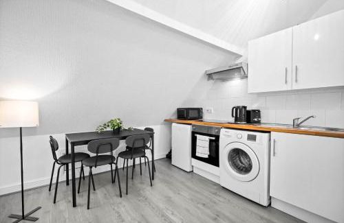 Stonnall Apartamento | Modern Apartment - Accommodates 4 - On Street Parking Available 2CR
