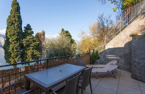 Cassone Apartamento | Moderno apartamento "Gennaker" a orillas del lago con terraza y vistas