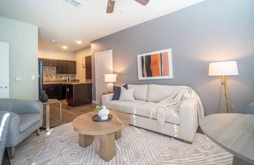 Powdersville Apartamento | Modern Apartment in Prime Location (ID8167X79)