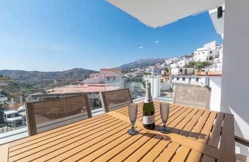 Cómpeta Apartamento | Apartamento Moderno en Cómpeta I con Vista a la Montaña, Wi-Fi y Terraza