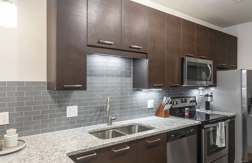 Plaza Midwood Apartamento | Modern Apartment in Prime Location (ID8417X32)