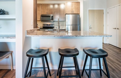 Brown Deer Apartamento | Modern Apartment in Prime Location (ID9985X43)