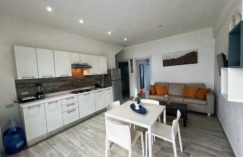 Los Melones Apartamento | Modern apartment in private residence with pool