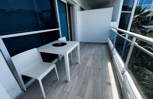 Los Melones Apartamento | Modern apartment in private residence with pool