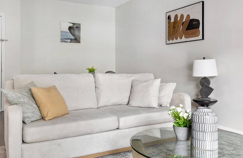 Blue Ash Apartamento | Modern Apartment in Prime Location (ID4123X24)