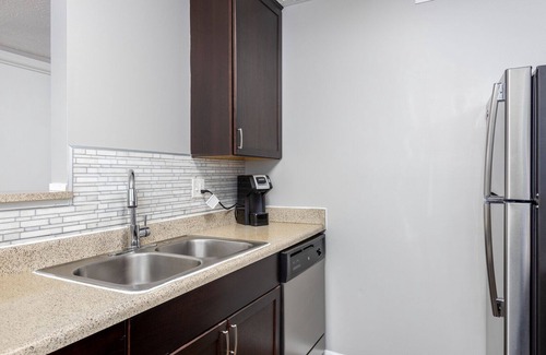 Lewis Center Apartamento | Modern Apartment in Prime Location (ID9104X76)