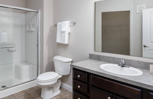 Lewis Center Apartamento | Modern Apartment in Prime Location (ID4409X99)