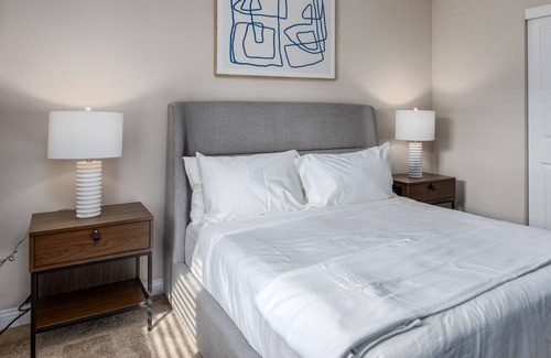 Lewis Center Apartamento | Modern Apartment in Prime Location (ID4409X99)