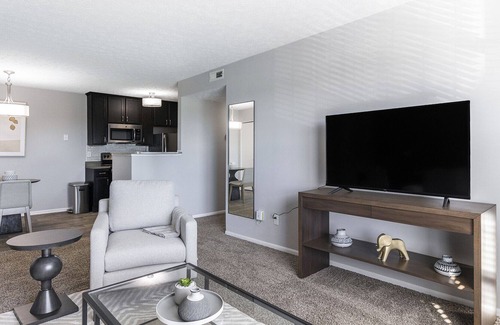 Lewis Center Apartamento | Modern Apartment in Prime Location (ID9303X46)