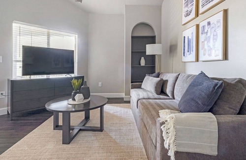 Richmond Apartamento | Modern Apartment in Prime Location (ID1220X195)
