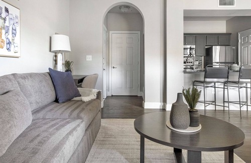 Richmond Apartamento | Modern Apartment in Prime Location (ID1220X195)