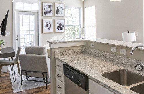 Fishers Apartamento | Modern Apartment in Prime Location (ID9437X39)