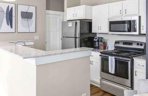 Fishers Apartamento | Modern Apartment in Prime Location (ID9437X39)