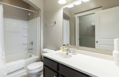Fishers Apartamento | Modern Apartment in Prime Location (ID1381X280)