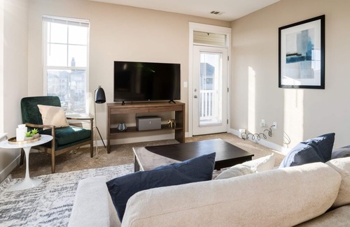 Fishers Apartamento | Modern Apartment in Prime Location (ID1403X228)