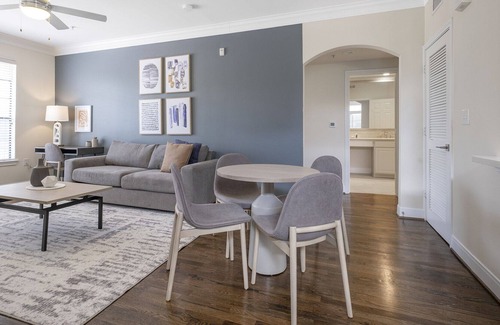 Energy Corridor Apartamento | Modern Apartment in Prime Location (ID2680X65)
