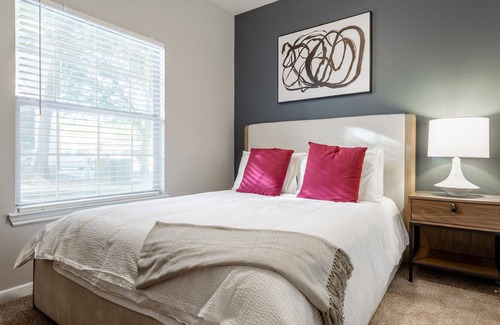 Sweetbriar Apartamento | Modern Apartment in Prime Location (ID7659X35)