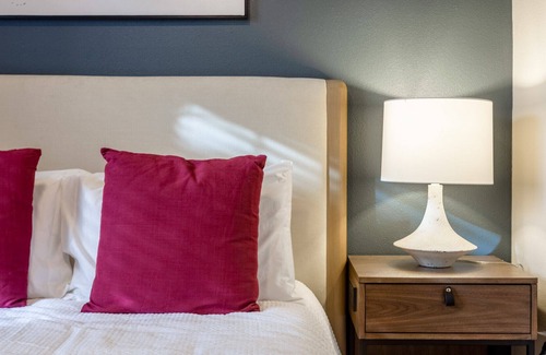 Sweetbriar Apartamento | Modern Apartment in Prime Location (ID7659X35)